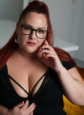 Glasses-wearing BBW posing and squeezing her boobies too