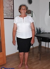 Amateur granny is XXX pictures with a younger pervert