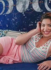 Insanely curvy model smiling in these amateur pics