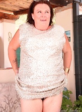 Mature Milf Outdoor Strip Nude Pics