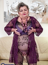 Mature Nude Gallery: Hairy Pussy Solo Tease