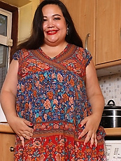 Cute mommy with a fat body is acting slutty in the kitchen