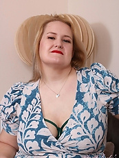 This BBW has a chubby body but she is so proud of it