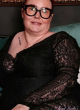 Mature Nude Photos: Saggy Tits Spread Pose