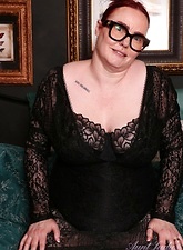 Mature Nude Photos: Saggy Tits Spread Pose