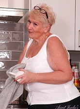Mature Nude Kitchen Gallery With Saggy Tits