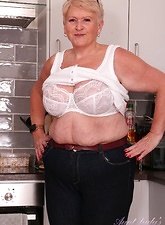 Mature Nude Kitchen Gallery With Saggy Tits
