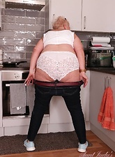 Mature Nude Kitchen Gallery With Saggy Tits