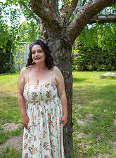 Mature Garden Pics: Curvy Saggy Tits & Booty