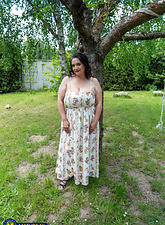 Mature Garden Pics: Curvy Saggy Tits & Booty