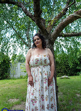 Mature Garden Pics: Curvy Saggy Tits & Booty