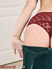 Sexy mature babe nude solo tease with trimmed bush and natural tits in spread pose